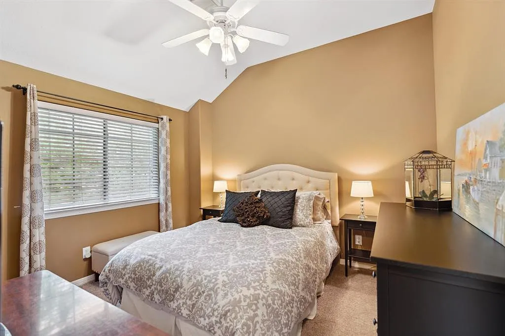 7606 N Linpar Ct — Photo 2