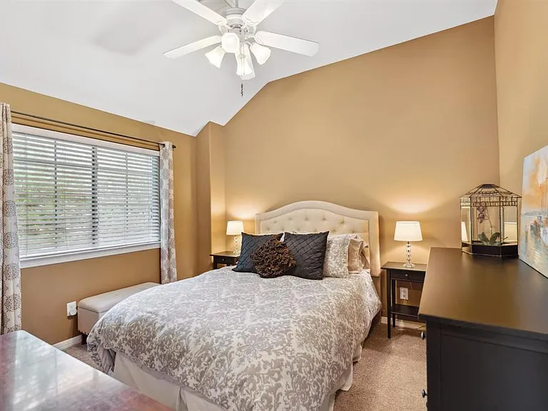 7606 N Linpar Ct — Photo 2