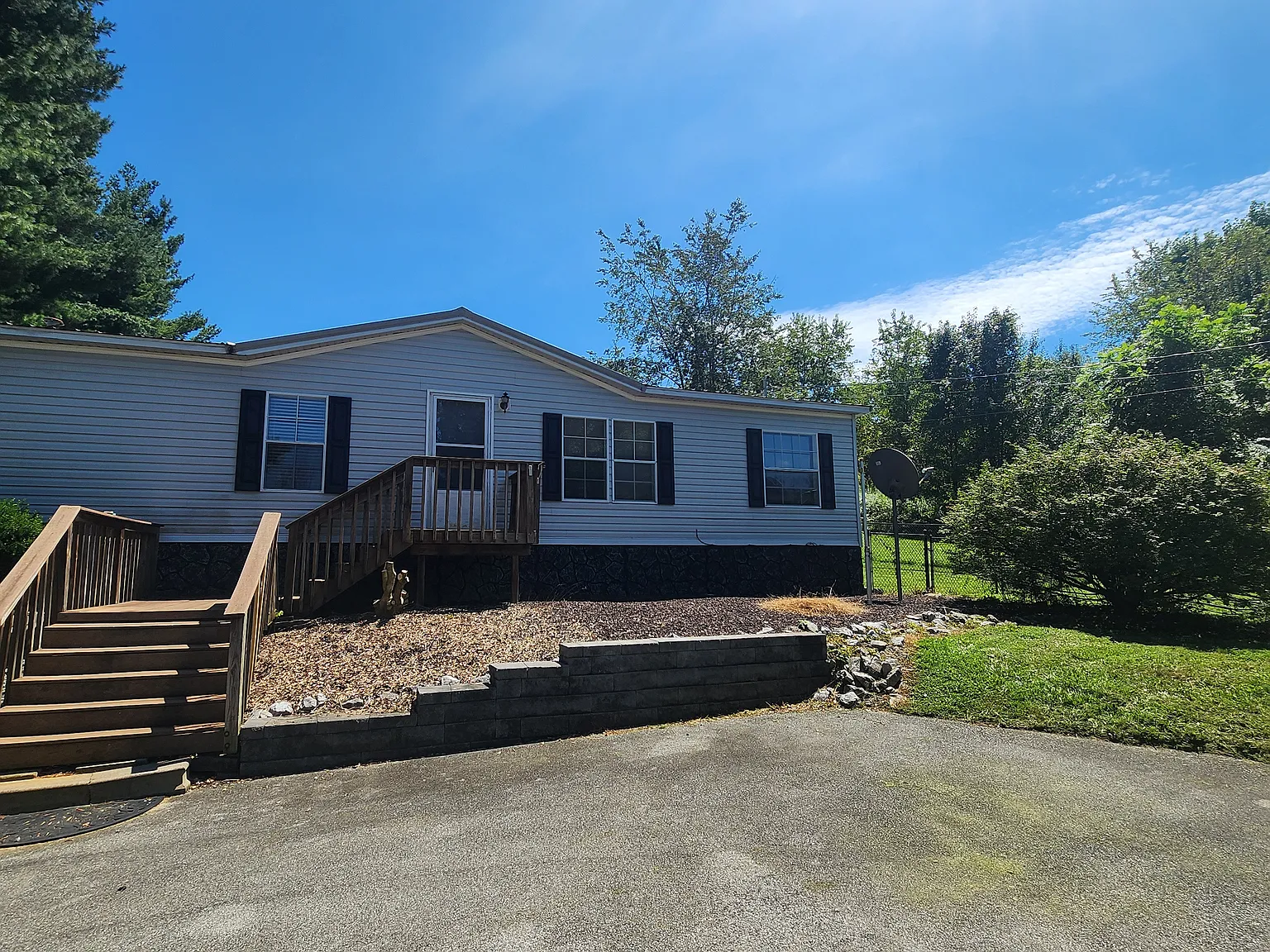 4 bed, 1900 sqft, $2,000 — Photo 2