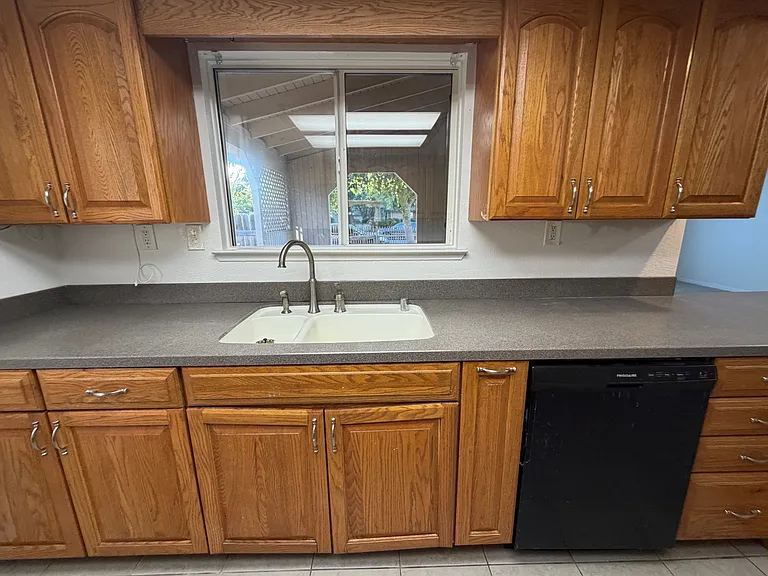 665 S Coalinga St — Photo 10