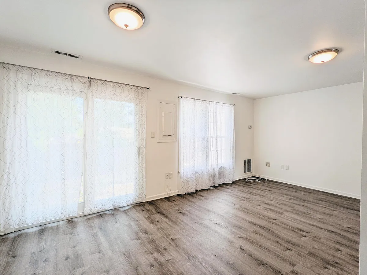 Building Photo - 5816 Burke Manor Ct