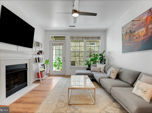 8181 Carnegie Hall Ct APT 202, Vienna, VA 22180