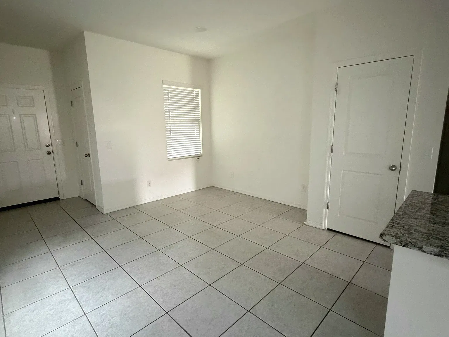 3 bed, 1402 sqft, $2,100 — Photo 4