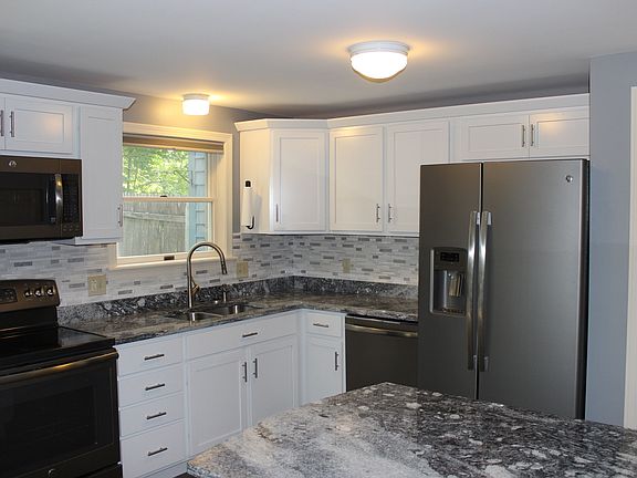 Kitchen w/ Granite Countertops