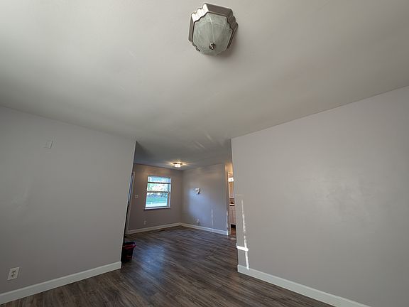 4th image of 9567 Broadway St