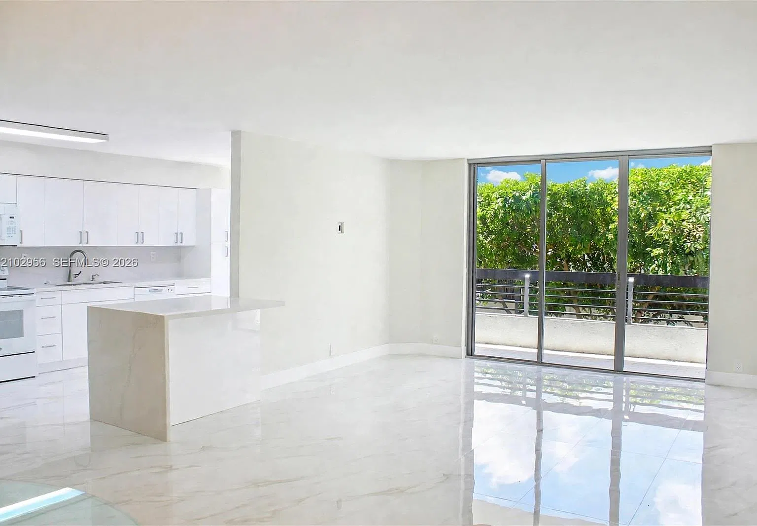 Mystic Pointe Condo No Th — Photo 3