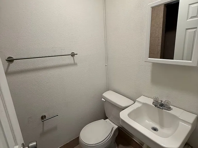 216 Orangeview Ln — Photo 2