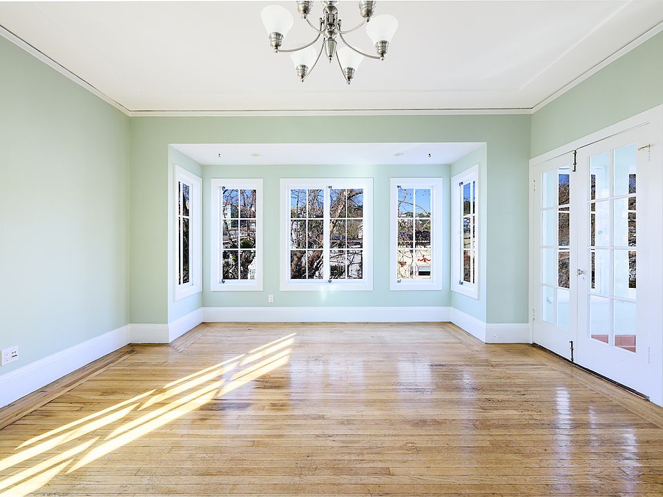 LIVING ROOM FACING LAKESHORE AVE. 
SUN ROOM TO THE RIGHT