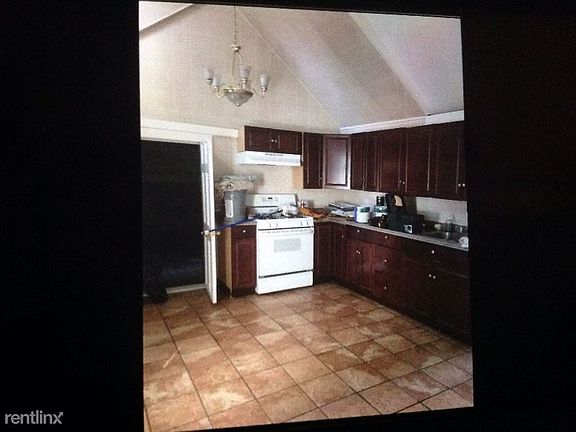 3rd image of 323 N Broadway