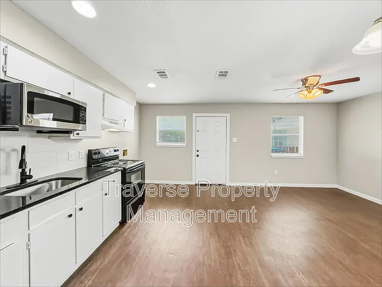 1215 Lowe St — Photo 2