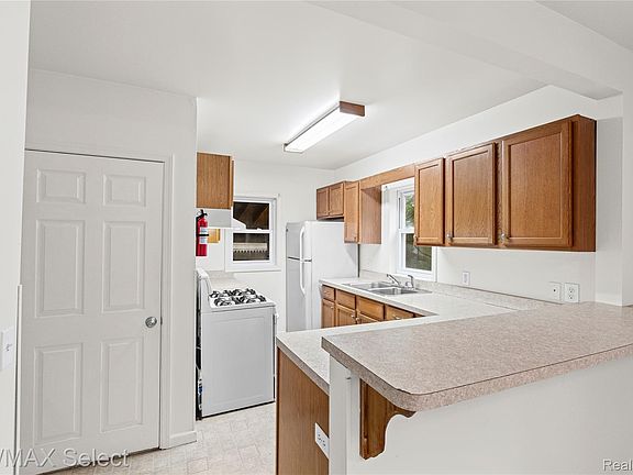 5th image of 1404 Donovan St