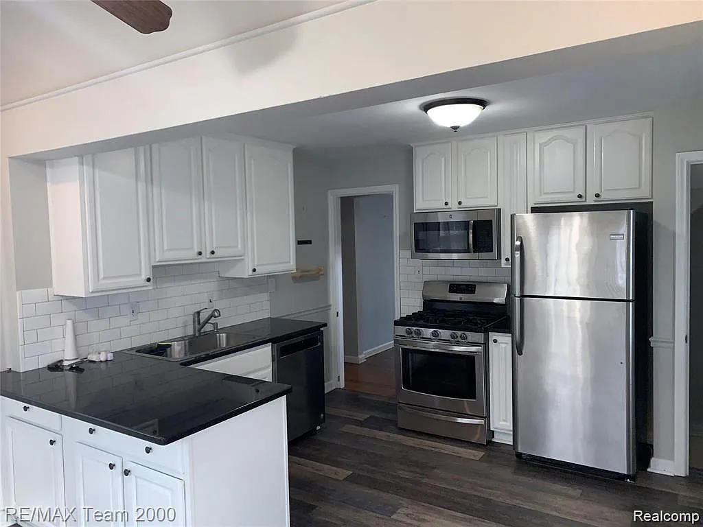 3 bed, 1.5 bath, 1933 sqft, $1,800 — Photo 2