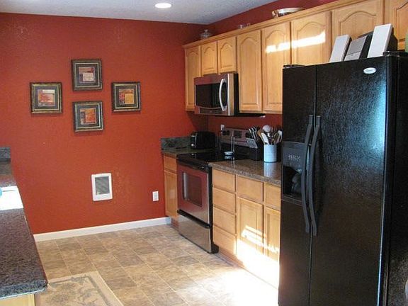 Large Kitchen w/Appliances