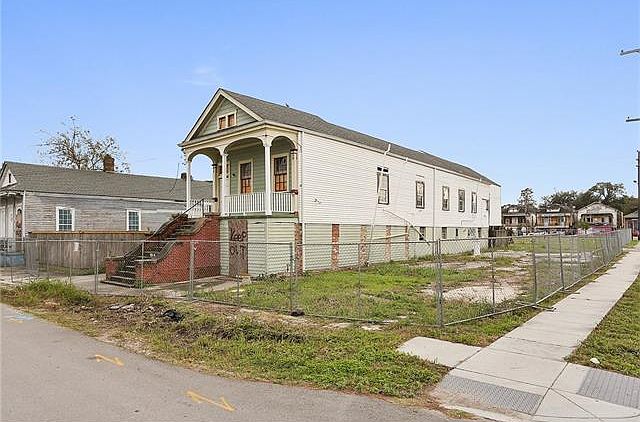 1st image of 3040 Marais St
