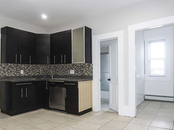 4th image of 3148 Washington St #3