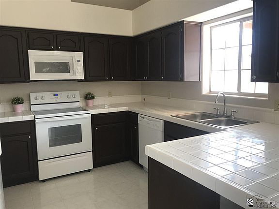 3rd image of 1083 N Deconcini Ave
