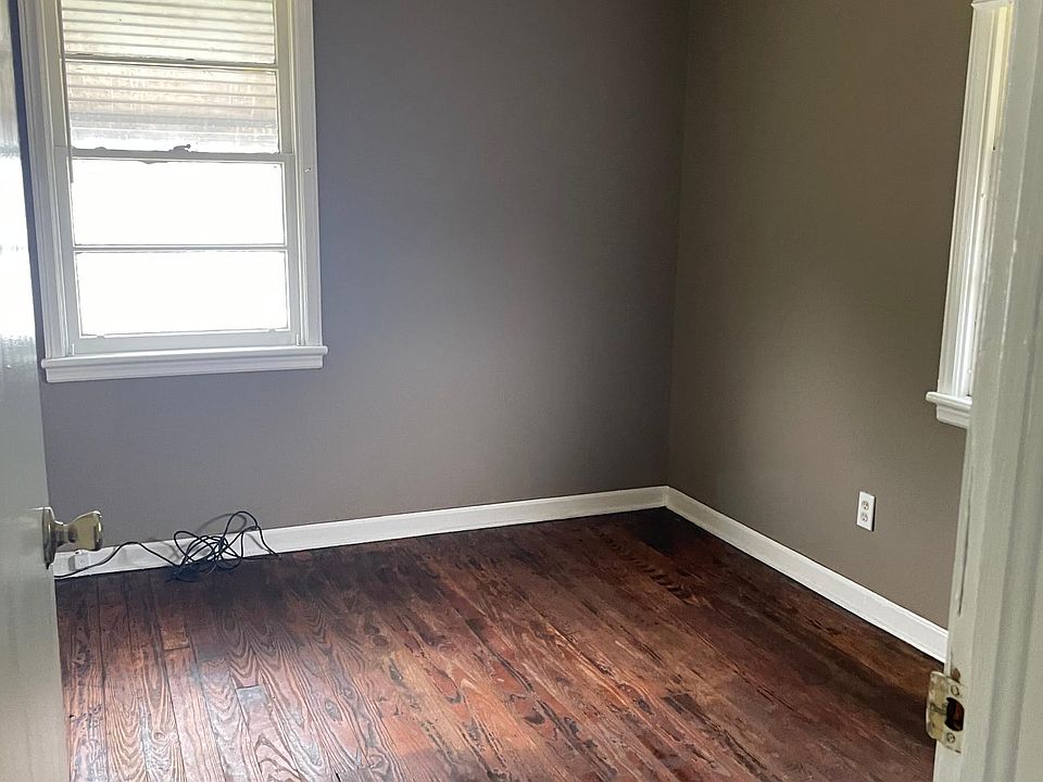 2nd image of 2404 Sadler St #B