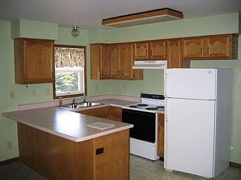 Convenient layout in the kitchen. Appliances are included.