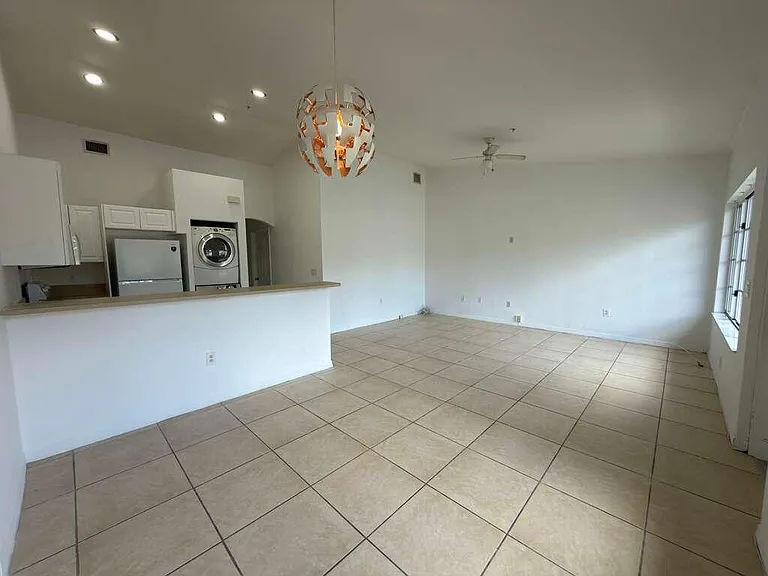 3842 SW 48th Ave — Photo 2