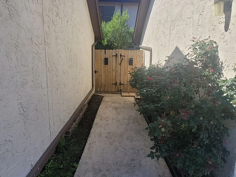 7523 Beaudelaire Cir — Photo 21