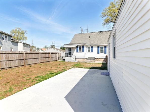 19 Hawthorn St, Chicopee, MA 01020