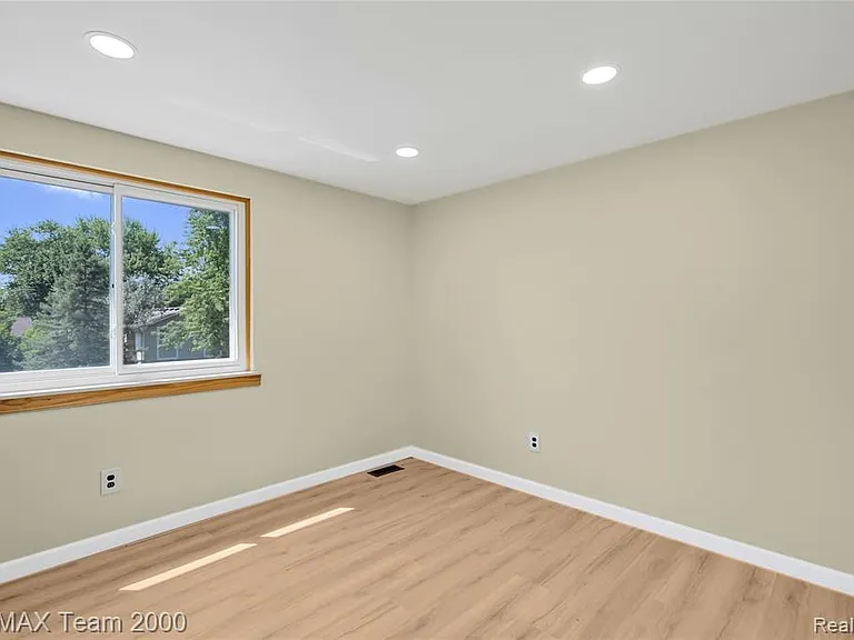 2053 Brookfield St — Photo 22