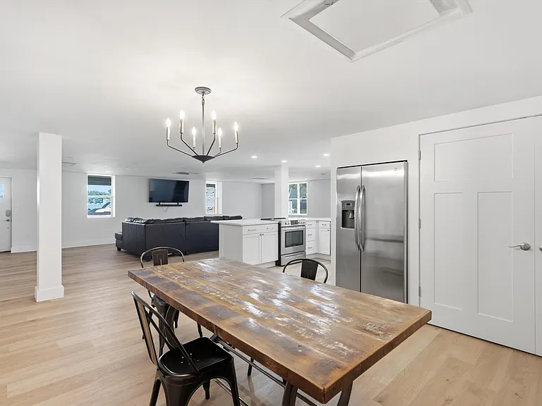 2200 S Long Lake Rd — Photo 18