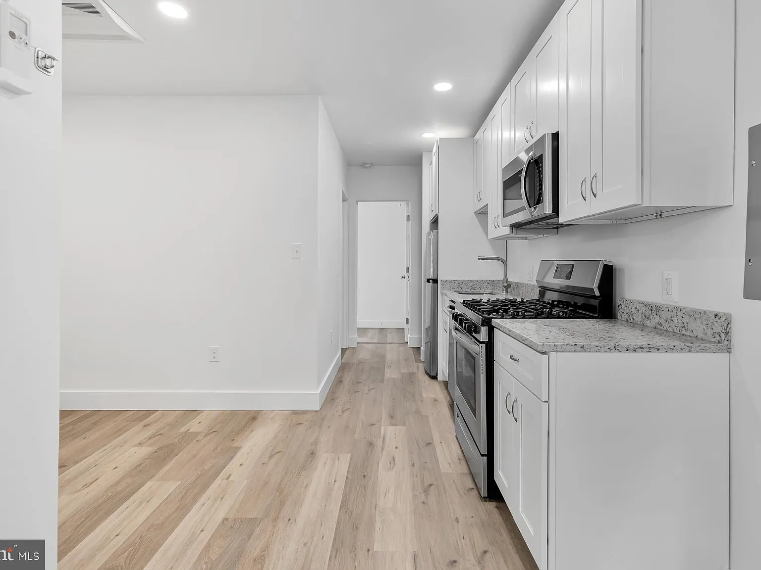 3 bed, 701 sqft, $3,800 — Photo 4