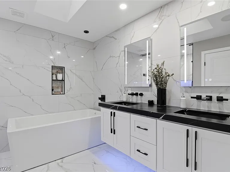 300 E Lacy Ln — Photo 39