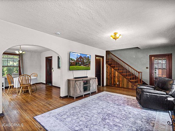 4th image of 1024 Oak St