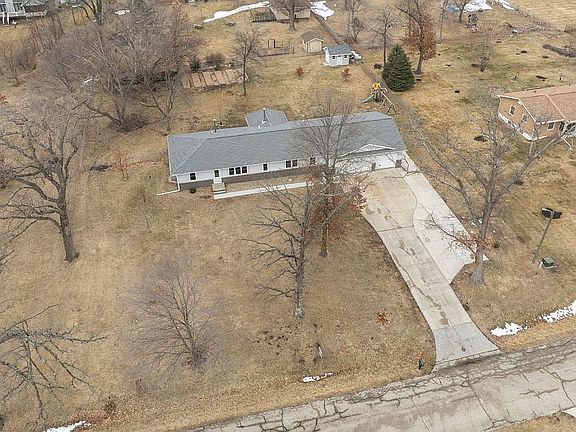 4th image of 455 Beverly St