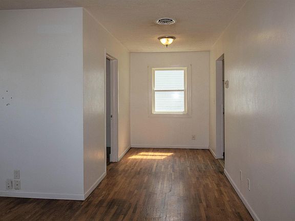 4th image of 109 E Pierce St