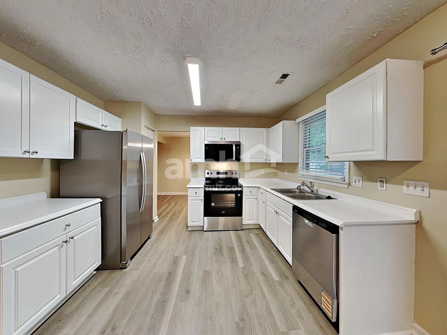 3 bed, 2.5 bath, 2012 sqft, $2,185 — Photo 3