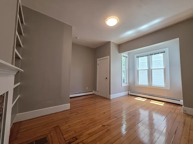 62 Seventh St 1stFlr 2B/2B EastProv! Hardwoods Fireplace! Laundry! — Photo 8