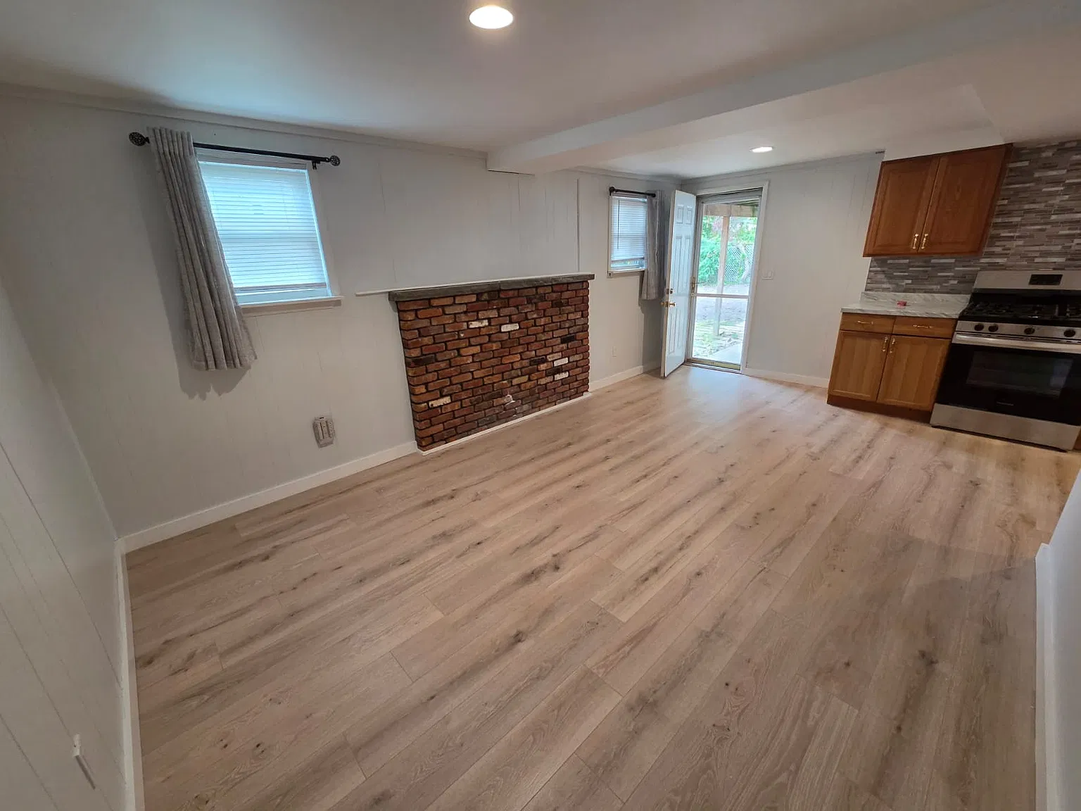 3 bed, 850 sqft, $3,100 — Photo 3