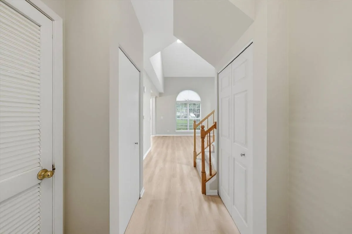 610 Woodhaven Dr in Mundelein, IL 60060 — Photo 2