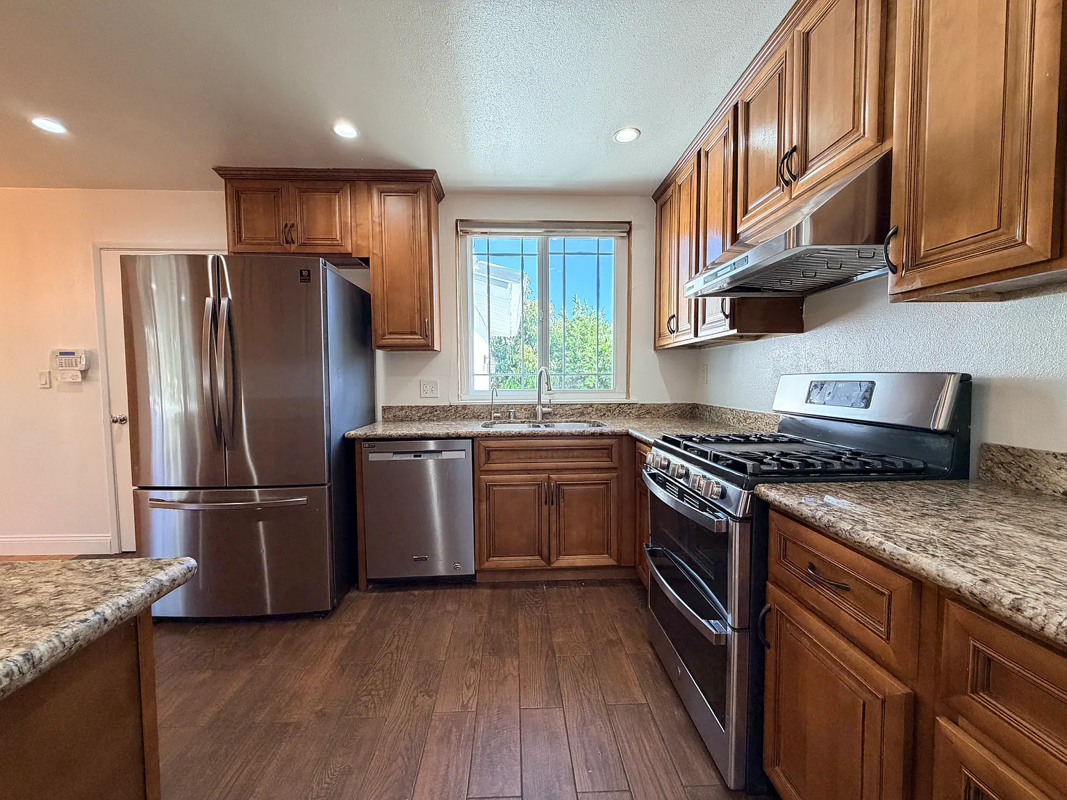3 bed, 1075 sqft, $4,750 — Photo 4
