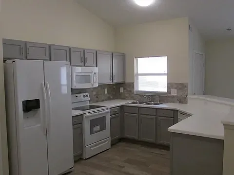 5868 22nd St — Photo 2