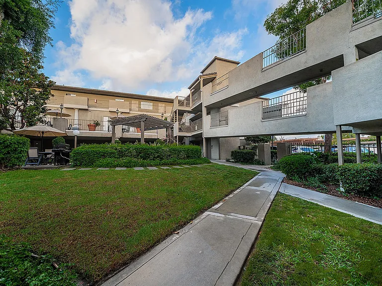 Chateau Spring Gardens Apartments — Photo 38
