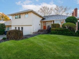 43 Market Dr, Syosset, NY 11791