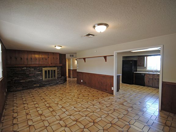4th image of 643 E 6th Pl