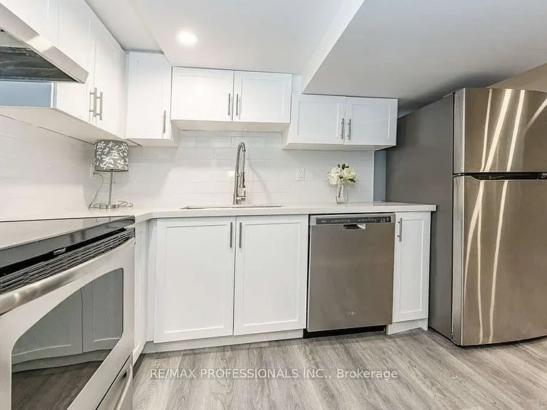 15 Wexford Ave N #LOWER — Photo 4