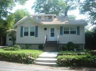 31 Neponsit Rd, Sound Beach, NY 11789