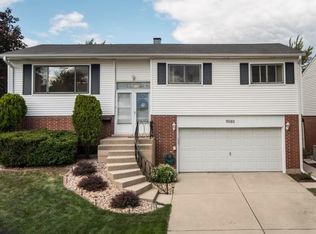 9080 Primrose Ln, Hickory Hills, IL