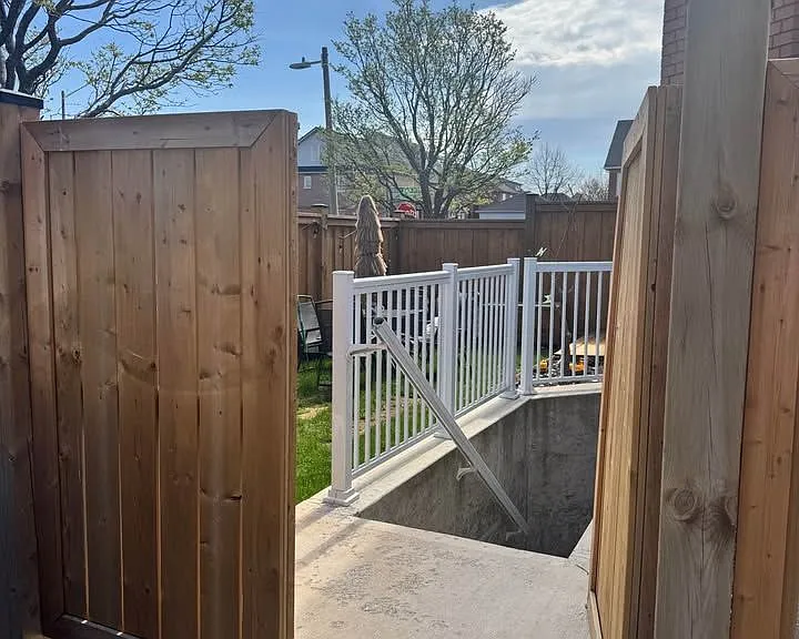 171 River Glen Blvd #LOWER — Photo 1