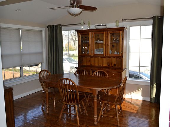 Sunroom / dining room