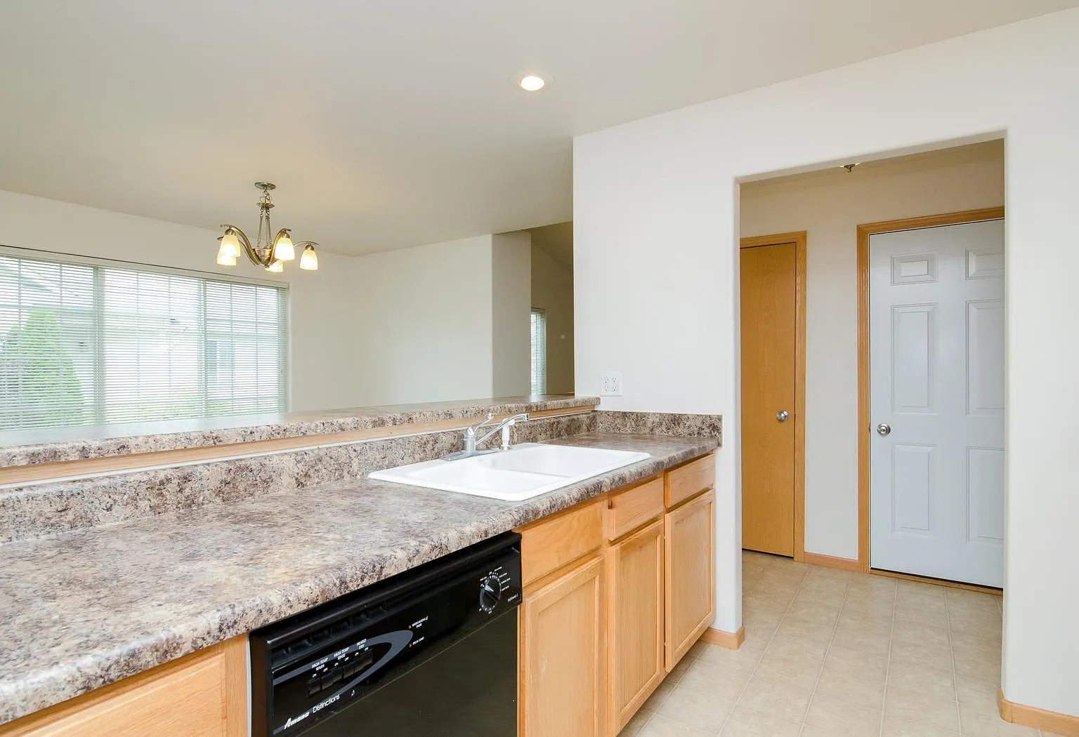 2 bed, 1032 sqft, $1,550 — Photo 4