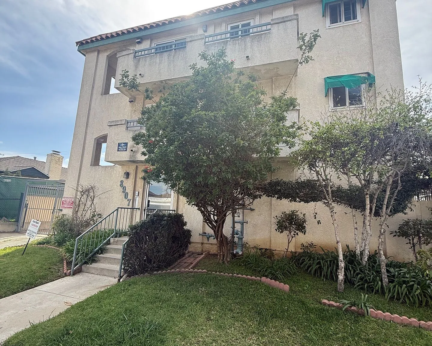 r8907 — Photo 1