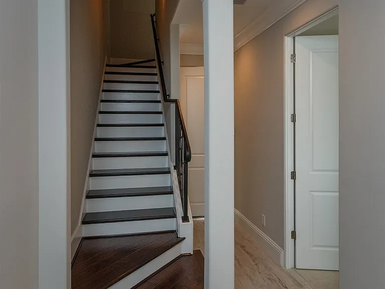 665 E Jackson St — Photo 5