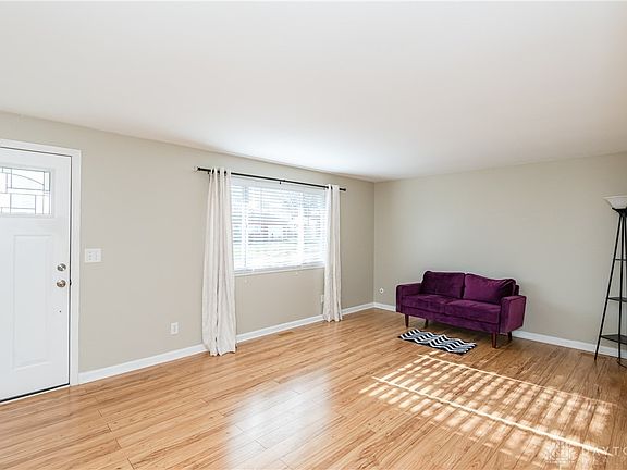 4th image of 299 Woodlawn Dr